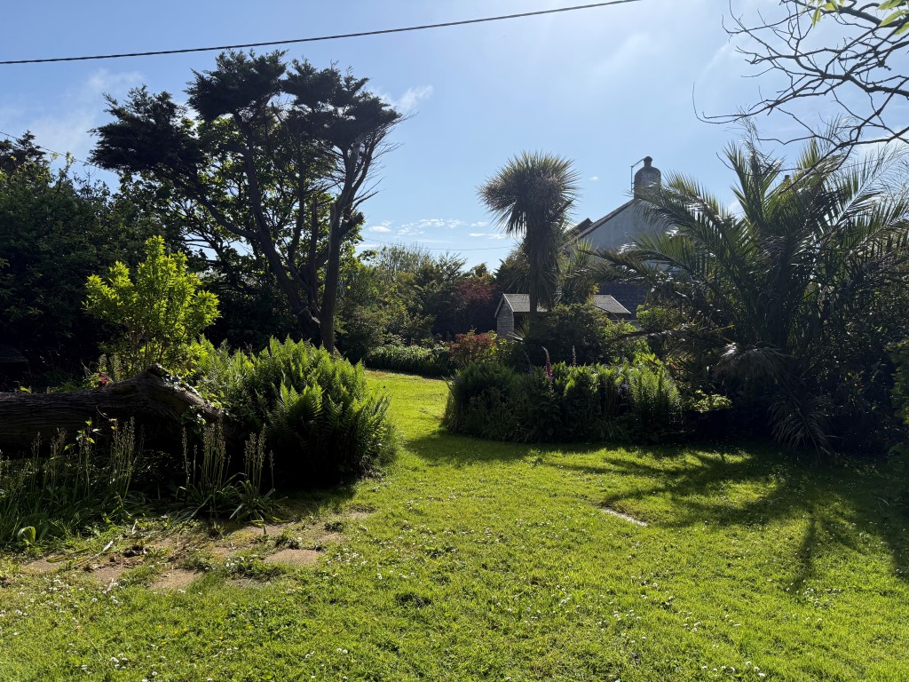 Lot: 121 - SEMI-DETACHED COTTAGE FOR UPDATING WITH GARDENS, PARKING AND PLANNING IN PRINCIPLE - Garden